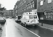 826843 Afbeelding van twee ambulances voor de ingang van de ongevallen- en eerste hulppost aan de oostzijde van het ...